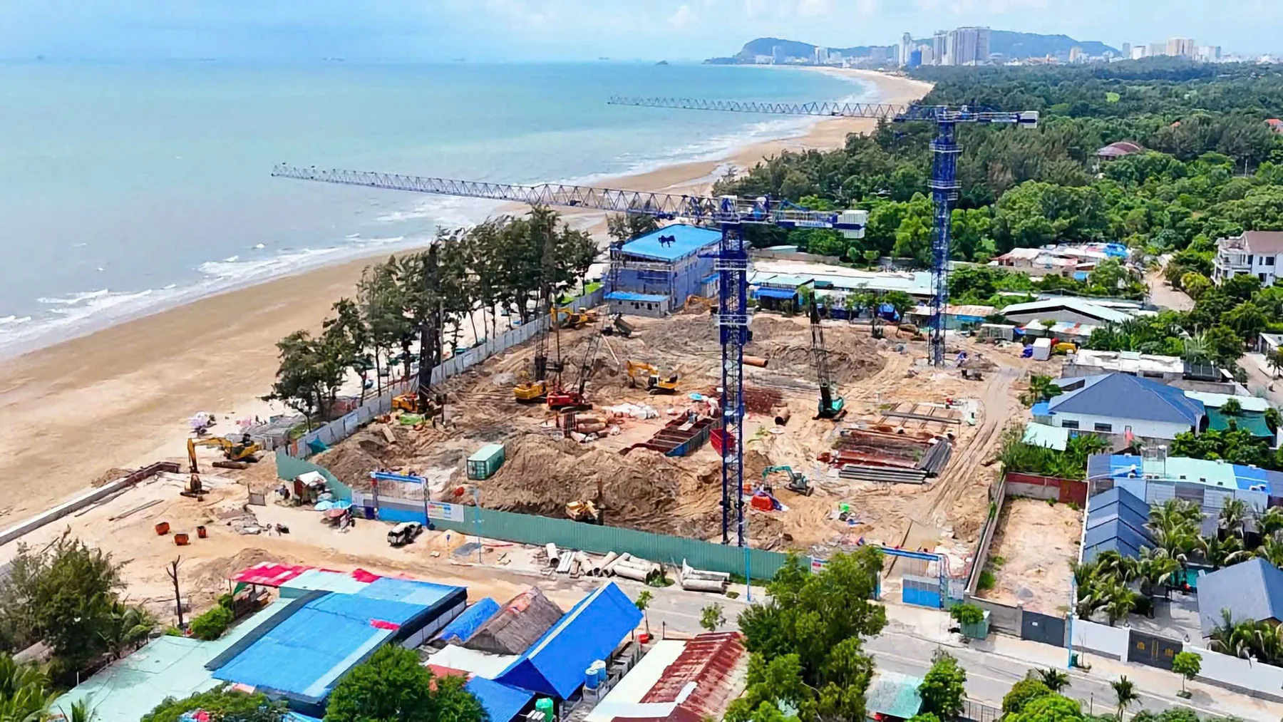 Ảnh thực tế: Góc nhìn công trường và bờ biển